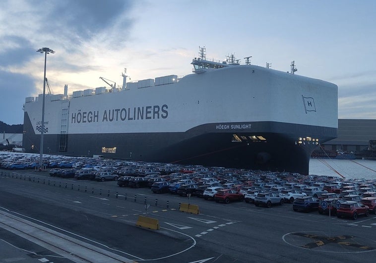 El Puerto de Santander recibe a otro de los barcos cocheros más grandes y sostenibles del mundo